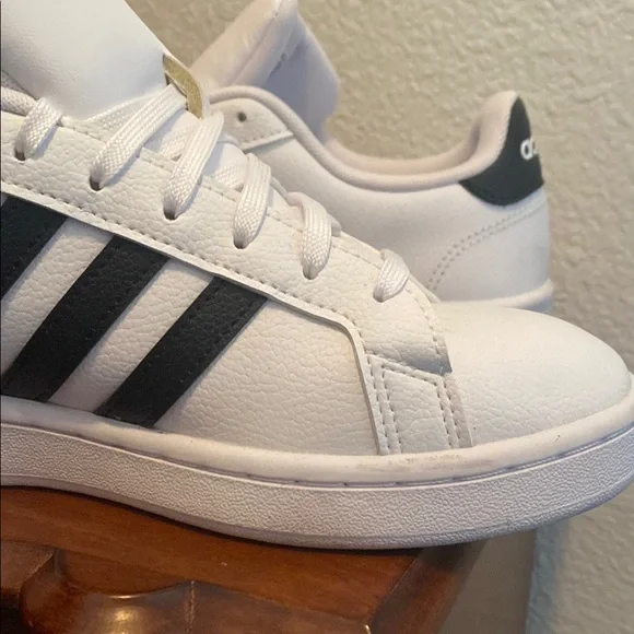 Adidas Classic White Shoes with Black Accents - Picture 2 of 12